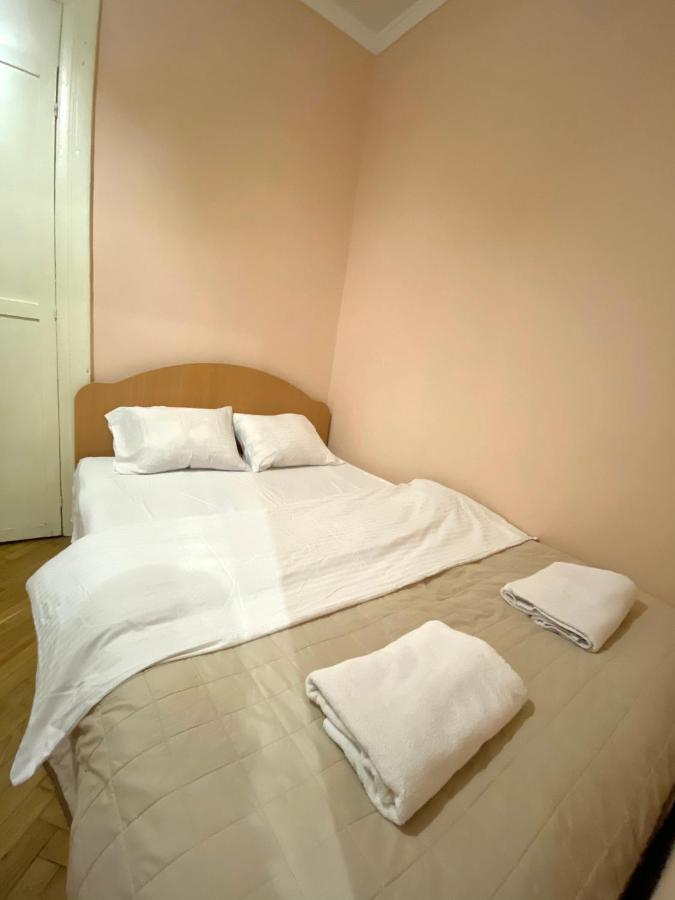 біля залізничного вокзалу вулиця залізнична 10 до 5 гостей Apartment Lviv