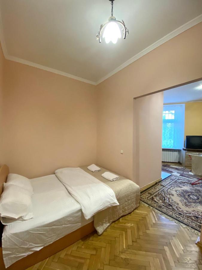біля залізничного вокзалу вулиця залізнична 10 до 5 гостей Apartment Lviv