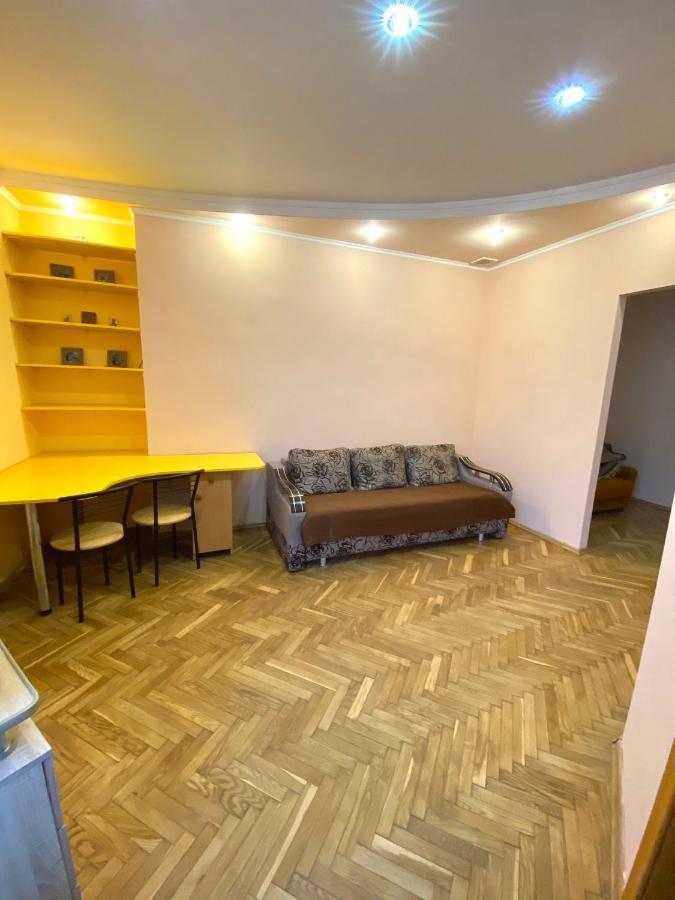 біля залізничного вокзалу вулиця залізнична 10 до 5 гостей Lviv