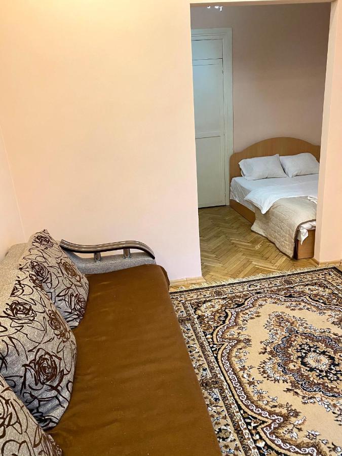 біля залізничного вокзалу вулиця залізнична 10 до 5 гостей Apartment *