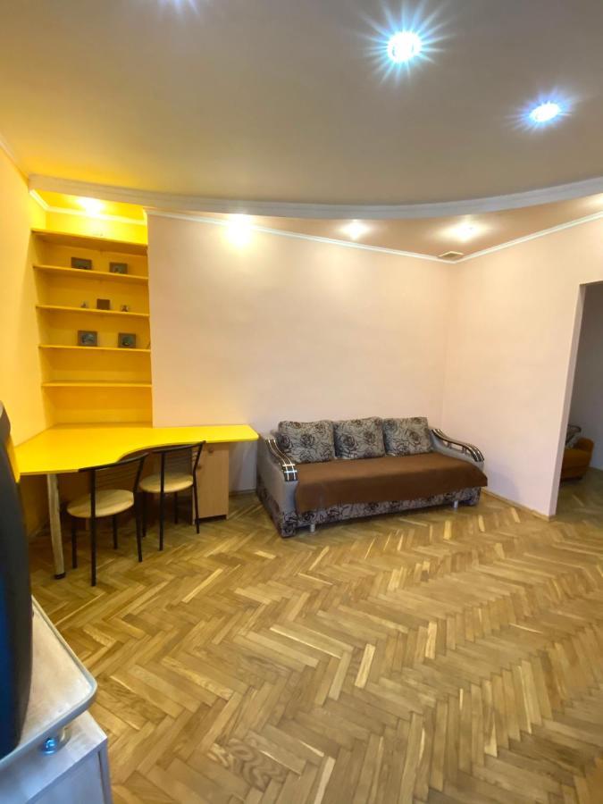 біля залізничного вокзалу вулиця залізнична 10 до 5 гостей Lviv