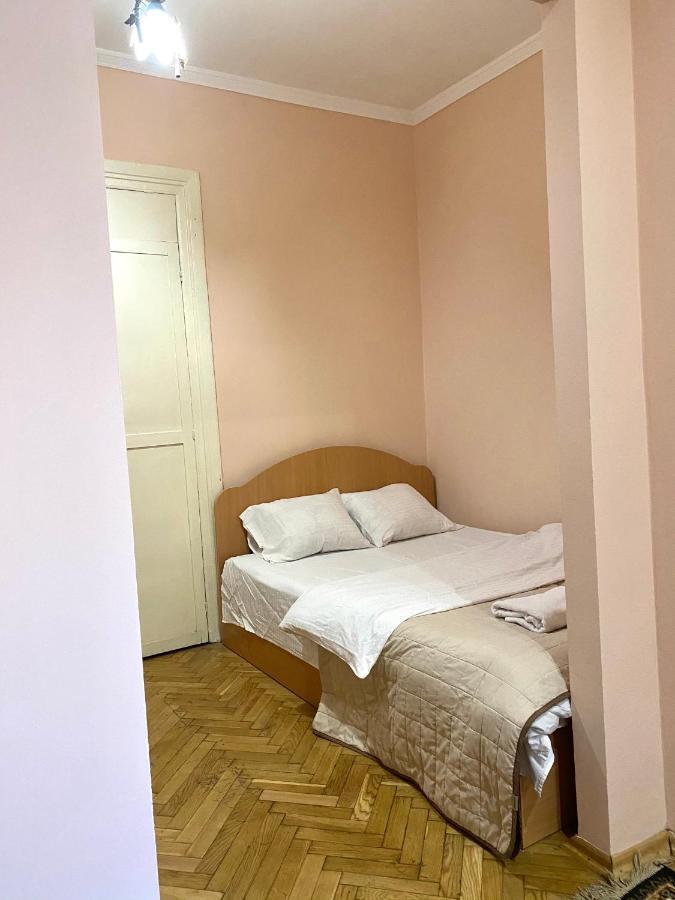 біля залізничного вокзалу вулиця залізнична 10 до 5 гостей * Lviv