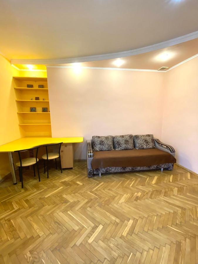 біля залізничного вокзалу вулиця залізнична 10 до 5 гостей * Lviv