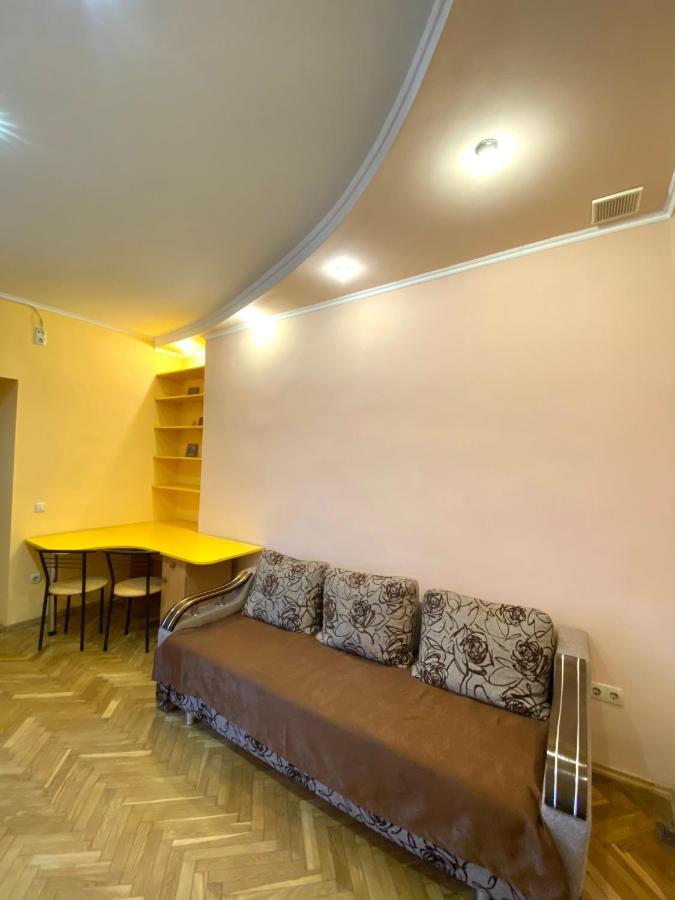 біля залізничного вокзалу вулиця залізнична 10 до 5 гостей Apartment Lviv