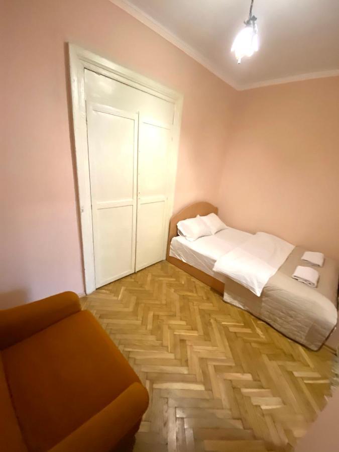 біля залізничного вокзалу вулиця залізнична 10 до 5 гостей Apartment