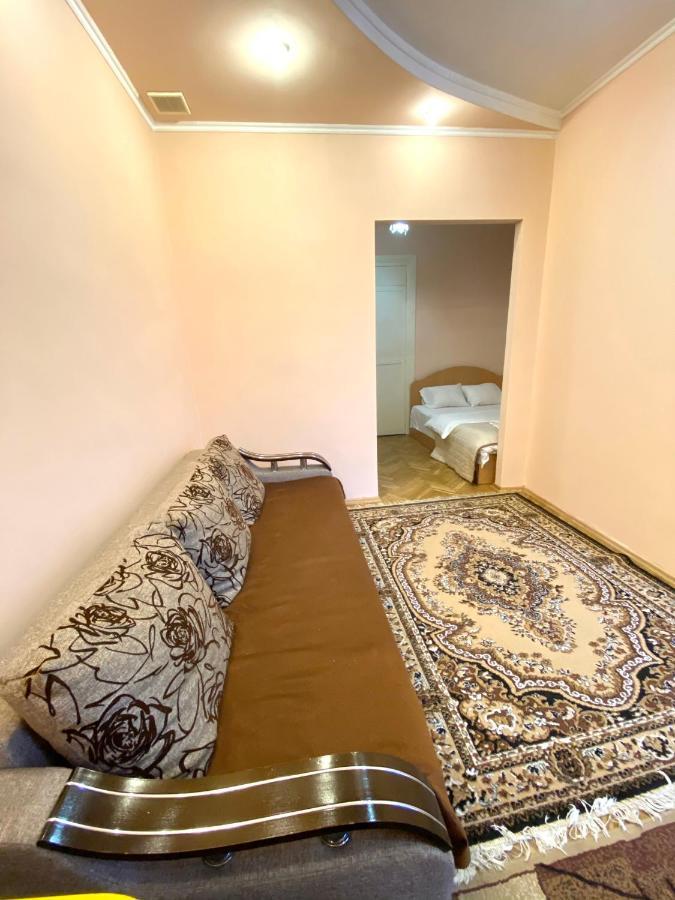 біля залізничного вокзалу вулиця залізнична 10 до 5 гостей Apartment Lviv