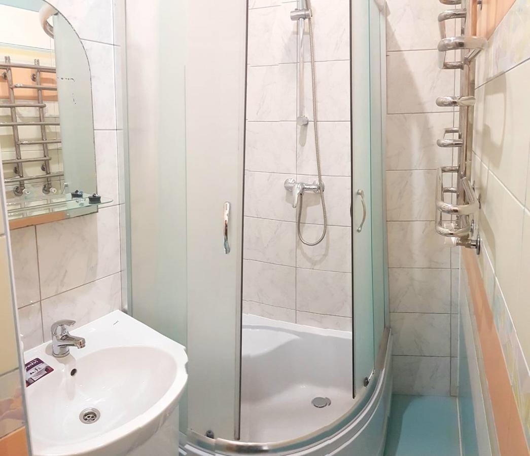 біля залізничного вокзалу вулиця залізнична 10 до 5 гостей Apartment Lviv