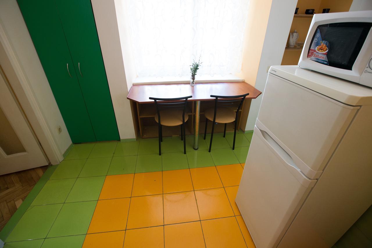 біля залізничного вокзалу вулиця залізнична 10 до 5 гостей Apartment
