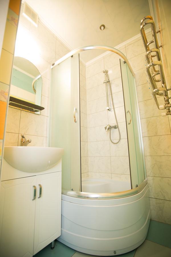 біля залізничного вокзалу вулиця залізнична 10 до 5 гостей Apartment Lviv